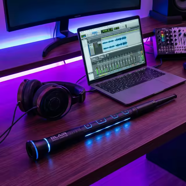 Chanter électronique Blair Digital Chanter posé sur un bureau avec casque audio