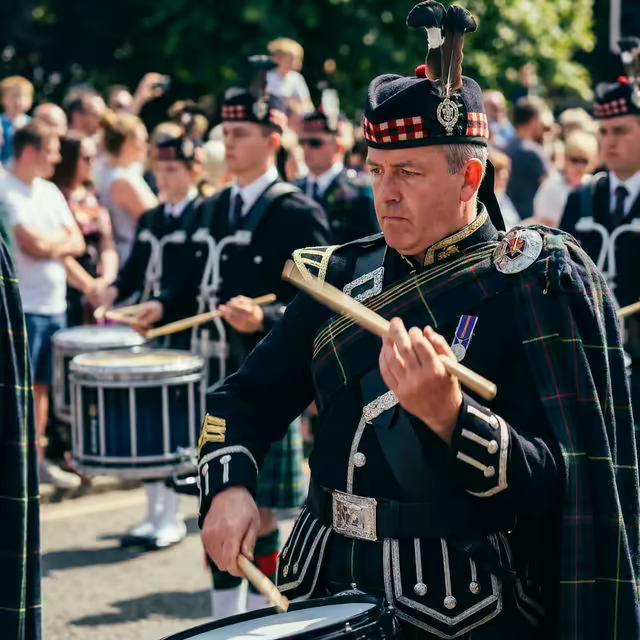 Joueur de Tenor Drum effectuant un moulinet (flourish) avec ses mailloches