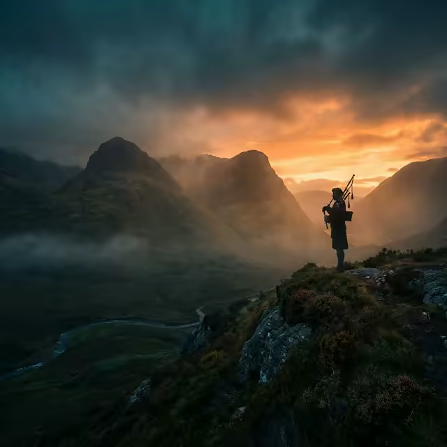Joueur de cornemuse écossaise en silhouette au coucher de soleil