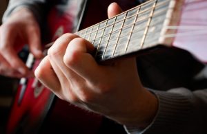 Lire la suite à propos de l’article Apprendre à jouer de la guitare en ligne – Découvrez les outils d’apprentissage de la guitare.