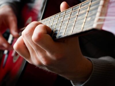 Apprendre à jouer de la guitare en ligne – Découvrez les outils d’apprentissage de la guitare.