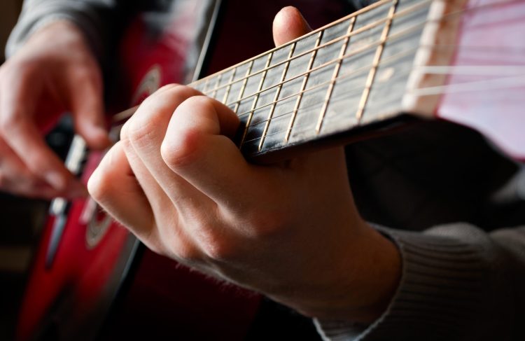 You are currently viewing Apprendre à jouer de la guitare en ligne – Découvrez les outils d’apprentissage de la guitare.
